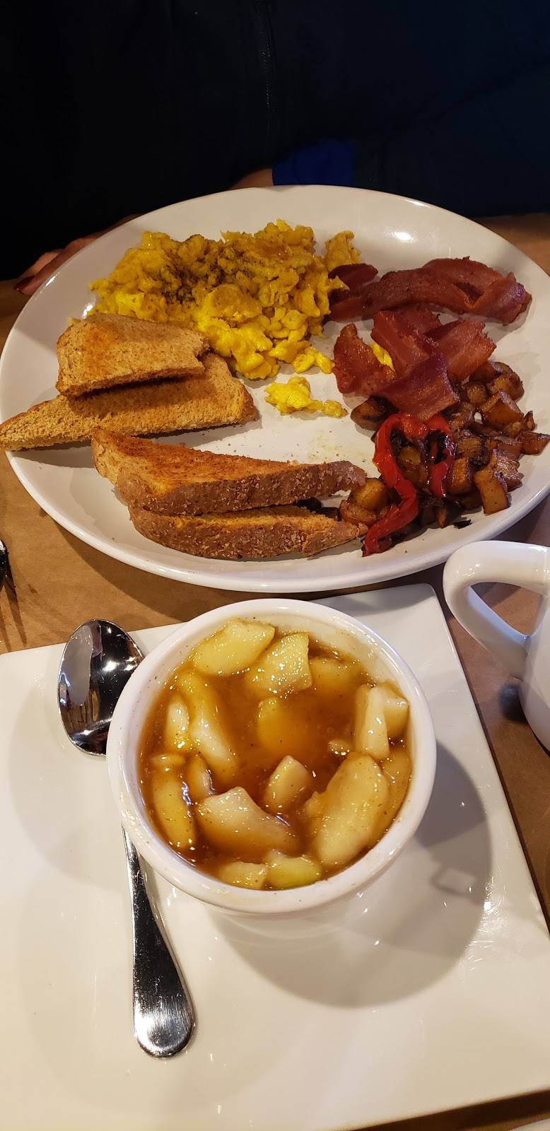 Crystals southern food and spirits | restaurant | 9909 Taylorsville Rd, Jeffersontown, KY 40299, USA | 5026184200 OR +1 502-618-4200