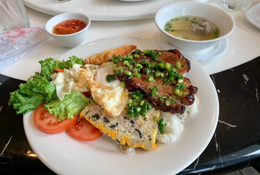 Que Huong Bistro | restaurant | 13438 Bellaire Blvd #2, Houston, TX 77083, USA | 8327818864 OR +1 832-781-8864