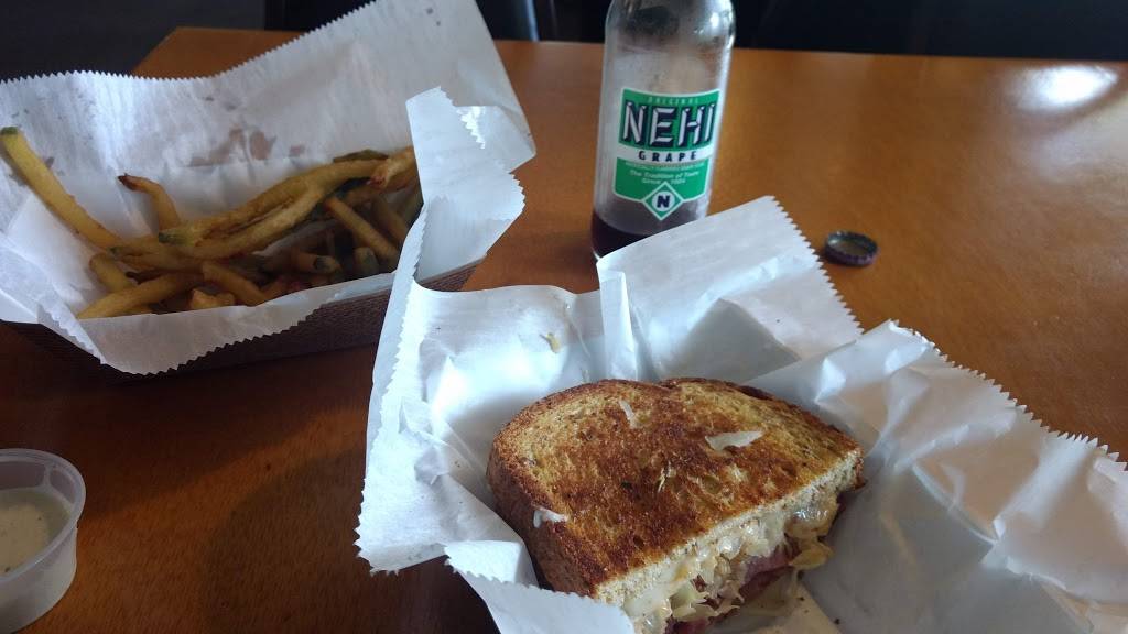 19 98 Grill & Country Store | restaurant | 17110 US-19, Fanning Springs, FL 32693, USA | 3524631998 OR +1 352-463-1998