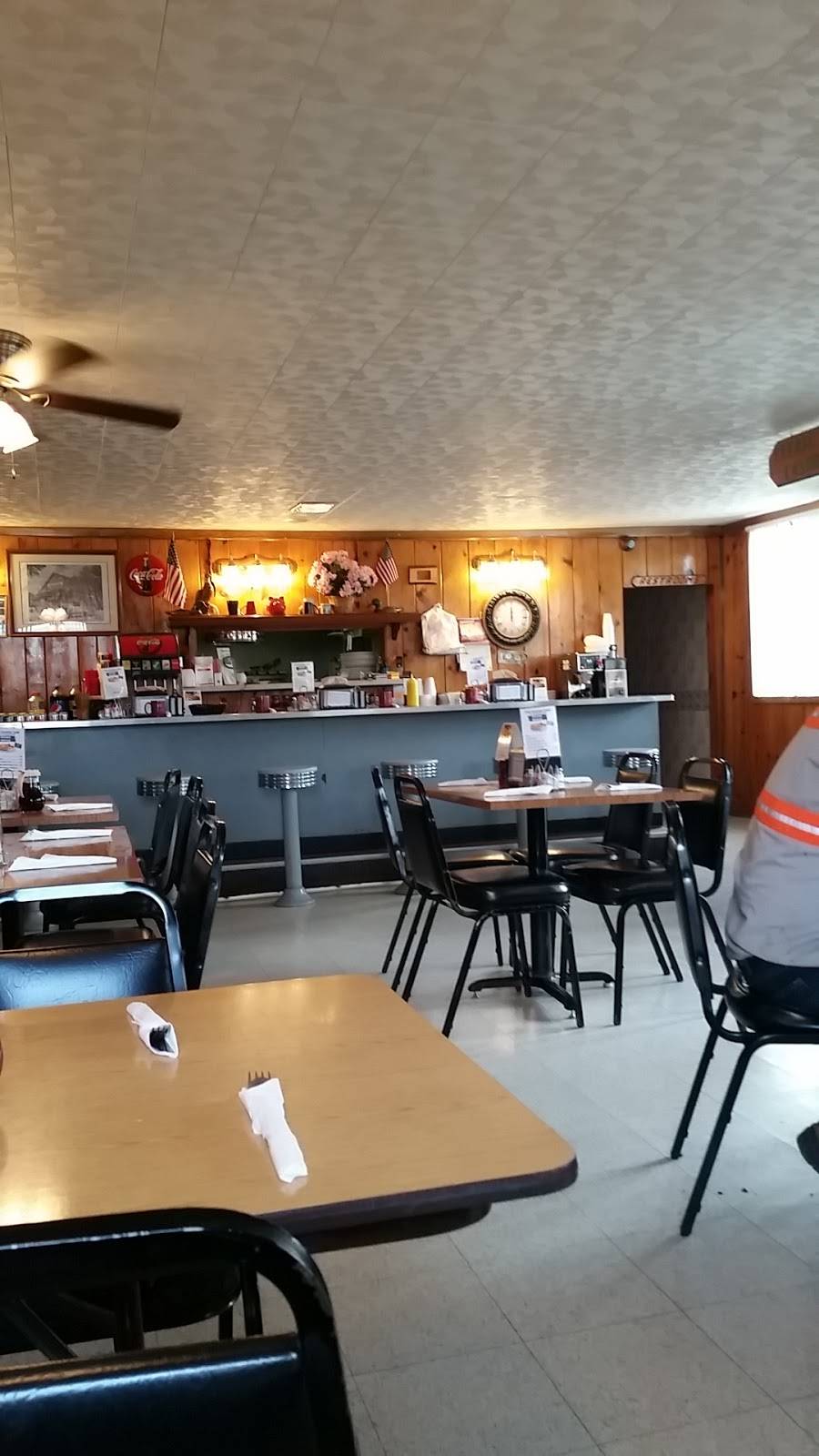 Huddle Cafe | restaurant | 802 Main St, Ashton, IL 61006, USA | 8154532677 OR +1 815-453-2677