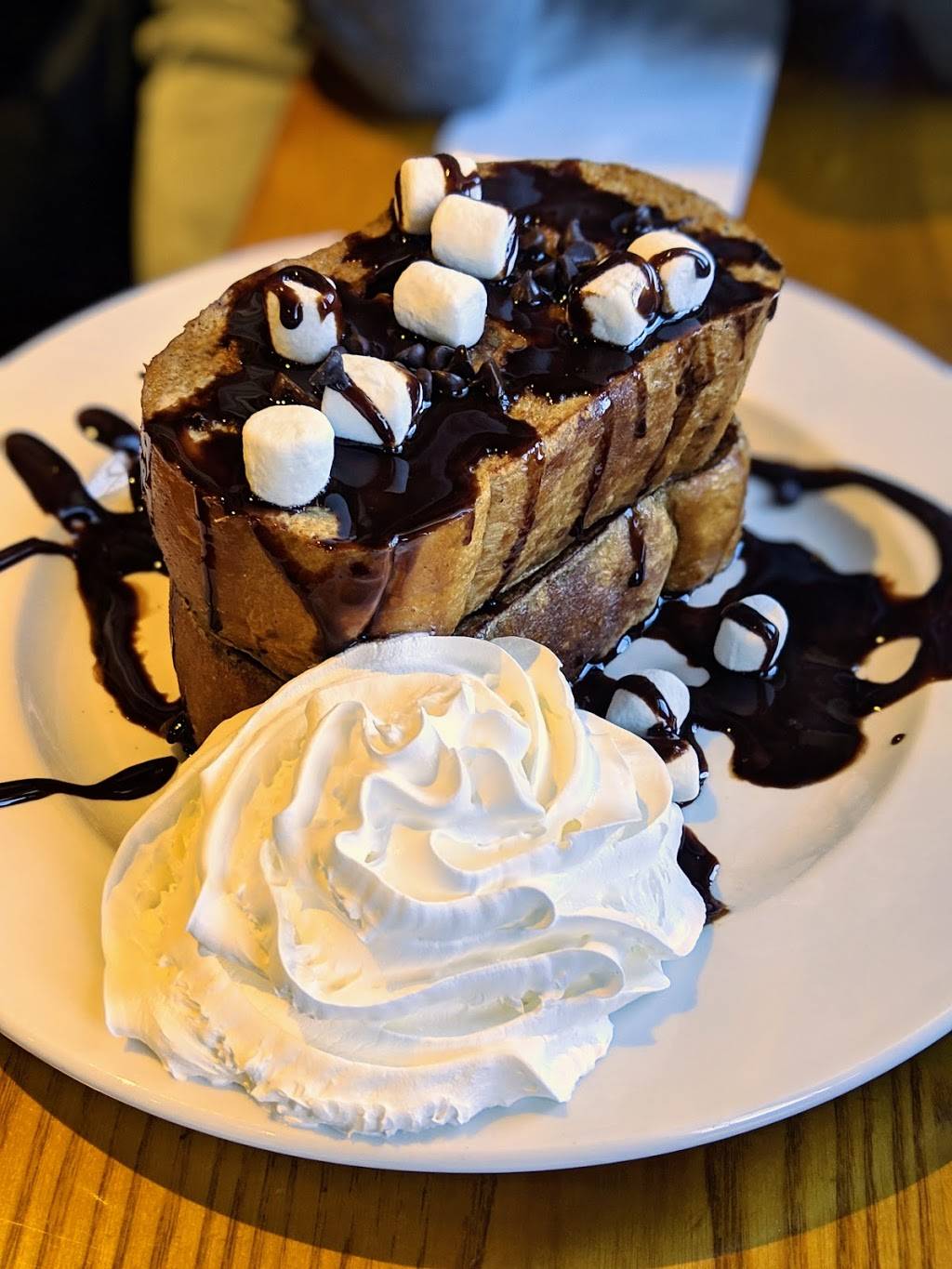 The New Moon | restaurant | 17 Pepperell Square, Saco, ME 04072, USA | 2072822241 OR +1 207-282-2241