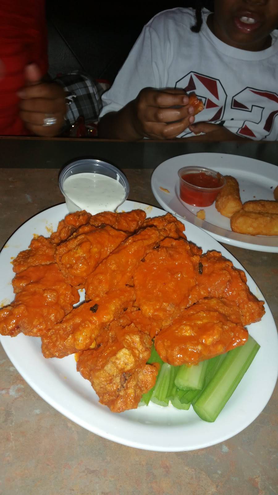 Bottoms Up Bar & Grill | restaurant | 1696 Thornton Lansing Rd, Lansing, IL 60438, USA | 7084183877 OR +1 708-418-3877