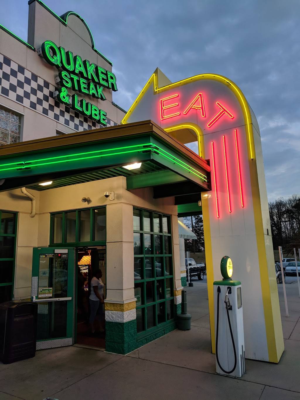 Quaker Steak & Lube | restaurant | 10 Chrome Dr, Greenville, SC 29615, USA | 8646789464 OR +1 864-678-9464