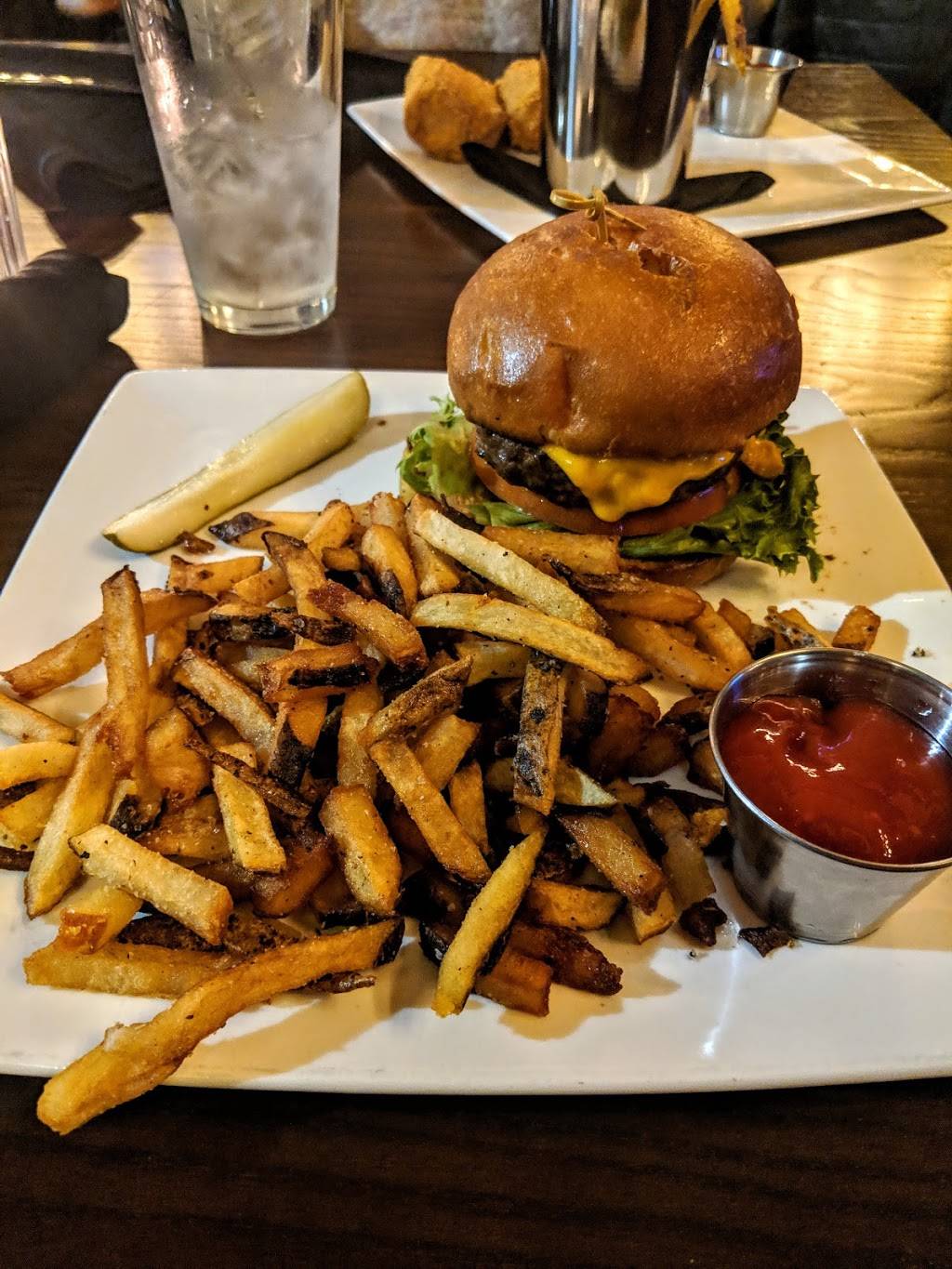 Gaslight Bar and Grill | restaurant | 351 Ludlow Ave, Cincinnati, OH 45220, USA | 5138613663 OR +1 513-861-3663