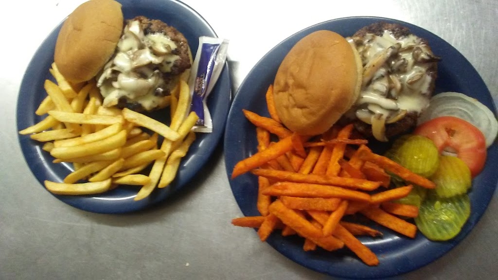 Hiawathas First Street Bar | restaurant | 602 1st St, Hiawatha, KS 66434, USA | 7857423692 OR +1 785-742-3692