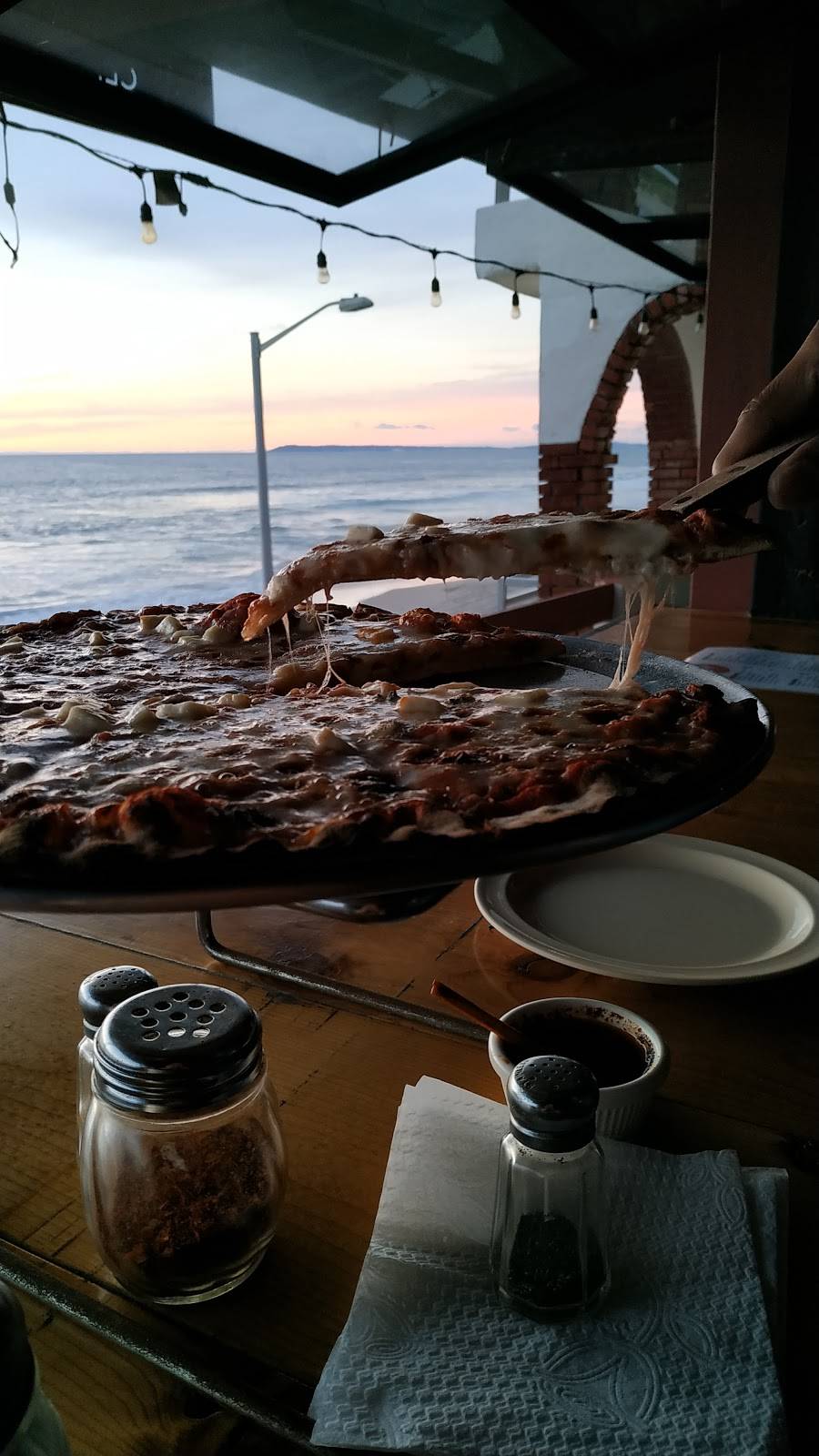 Tierra Roja Cervecería Y Pizzas Artesanales | restaurant | planta alta, Paseo Costero 780A, Playas, Monumental, 22504 Tijuana, B.C., Mexico | 016642105965 OR +52 664 210 5965