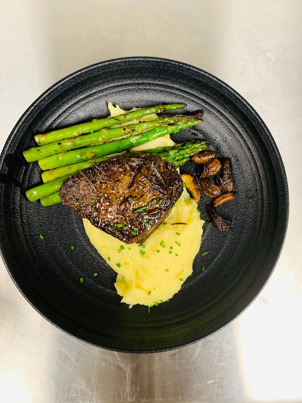 Mahoneys Texish Bar & Restaurant | restaurant | 24 Waterway Ave Suite 100, The Woodlands, TX 77380, USA | 8326635228 OR +1 832-663-5228