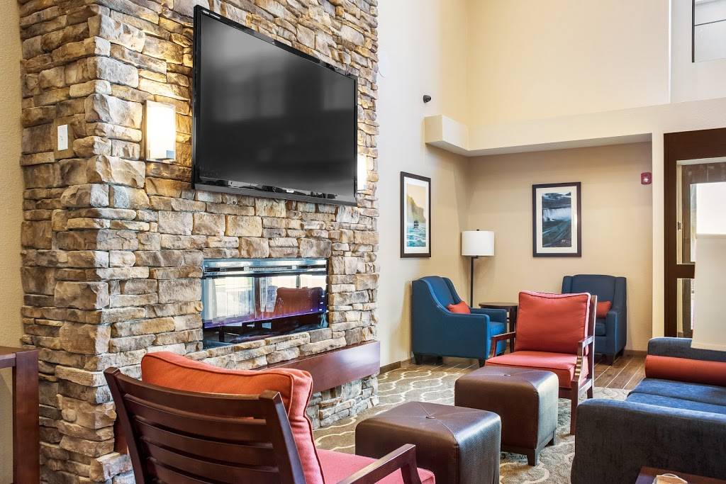 Comfort Inn & Suites | restaurant | 6115 Niagara Falls Blvd, Niagara Falls, NY 14304, USA | 7165242727 OR +1 716-524-2727