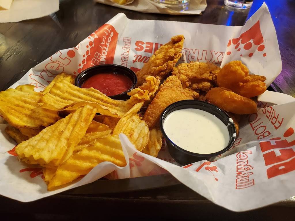 Red Robin Gourmet Burgers and Brews | restaurant | 1636 S Stapley Dr, Mesa, AZ 85204, USA | 4808927626 OR +1 480-892-7626