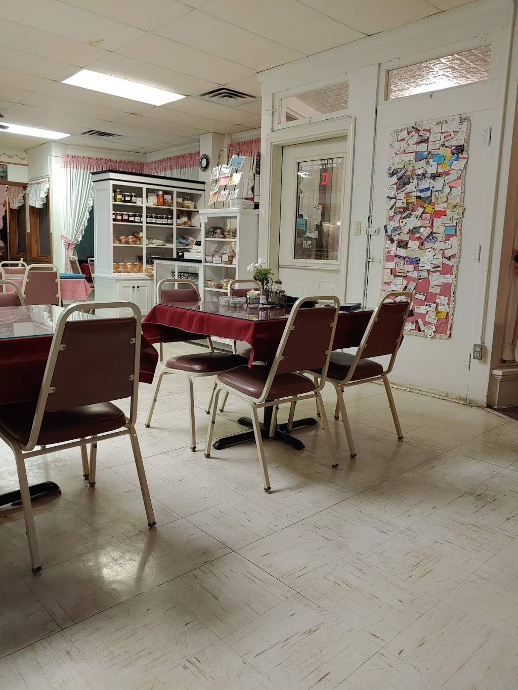 Carolyns Essenhaus | restaurant | 104 Main St, Arlington, KS 67514, USA | 6205384711 OR +1 620-538-4711