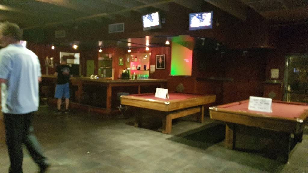 Features Bar & Grill | restaurant | 10 Chicago Ave, Naperville, IL 60540, USA | 6304163310 OR +1 630-416-3310