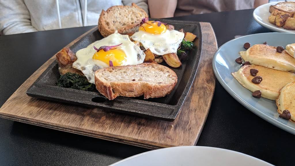 Howies | restaurant | 1525 Smith St Suite 7, North Providence, RI 02911, USA | 4013530500 OR +1 401-353-0500