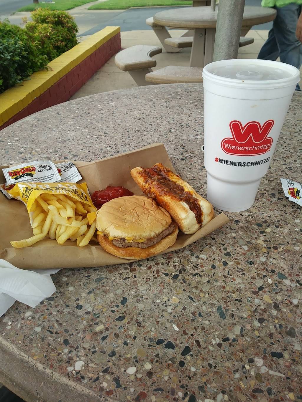 Wienerschnitzel | restaurant | 501 Texas Ave, Bryan, TX 77801, USA | 9797751984 OR +1 979-775-1984
