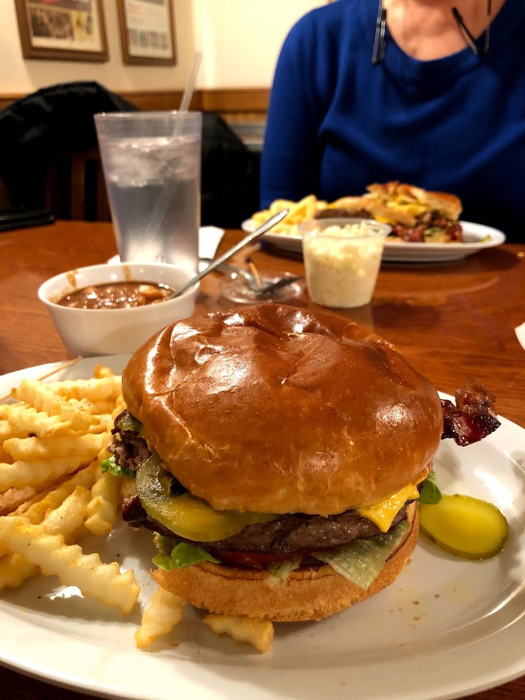 Mazos Hamburgers | restaurant | 3146 S 27th St, Milwaukee, WI 53215, USA | 4146712118 OR +1 414-671-2118