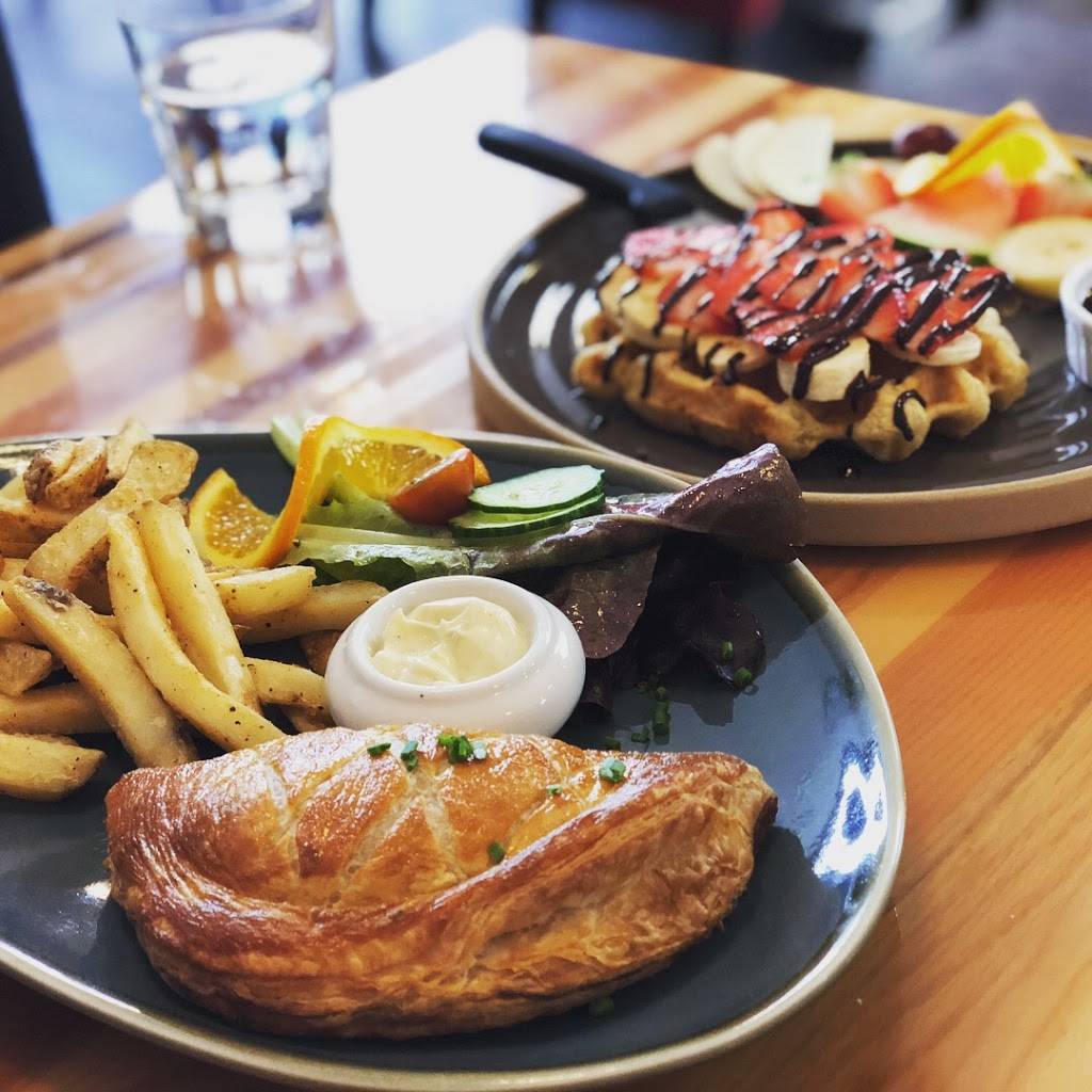 Cest Belge | restaurant | 102 Rue Principale, Granby, QC J2G 2V2, Canada | 4509947676 OR +1 450-994-7676