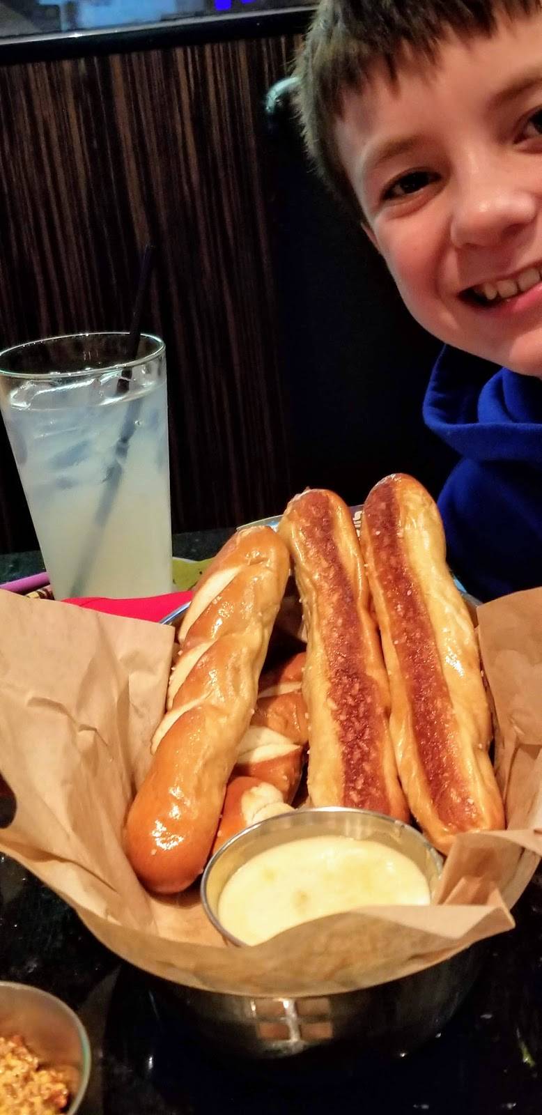 Fuse Sports Bar | restaurant | 2800 Opryland Dr, Nashville, TN 37214, USA | 6154586848 OR +1 615-458-6848