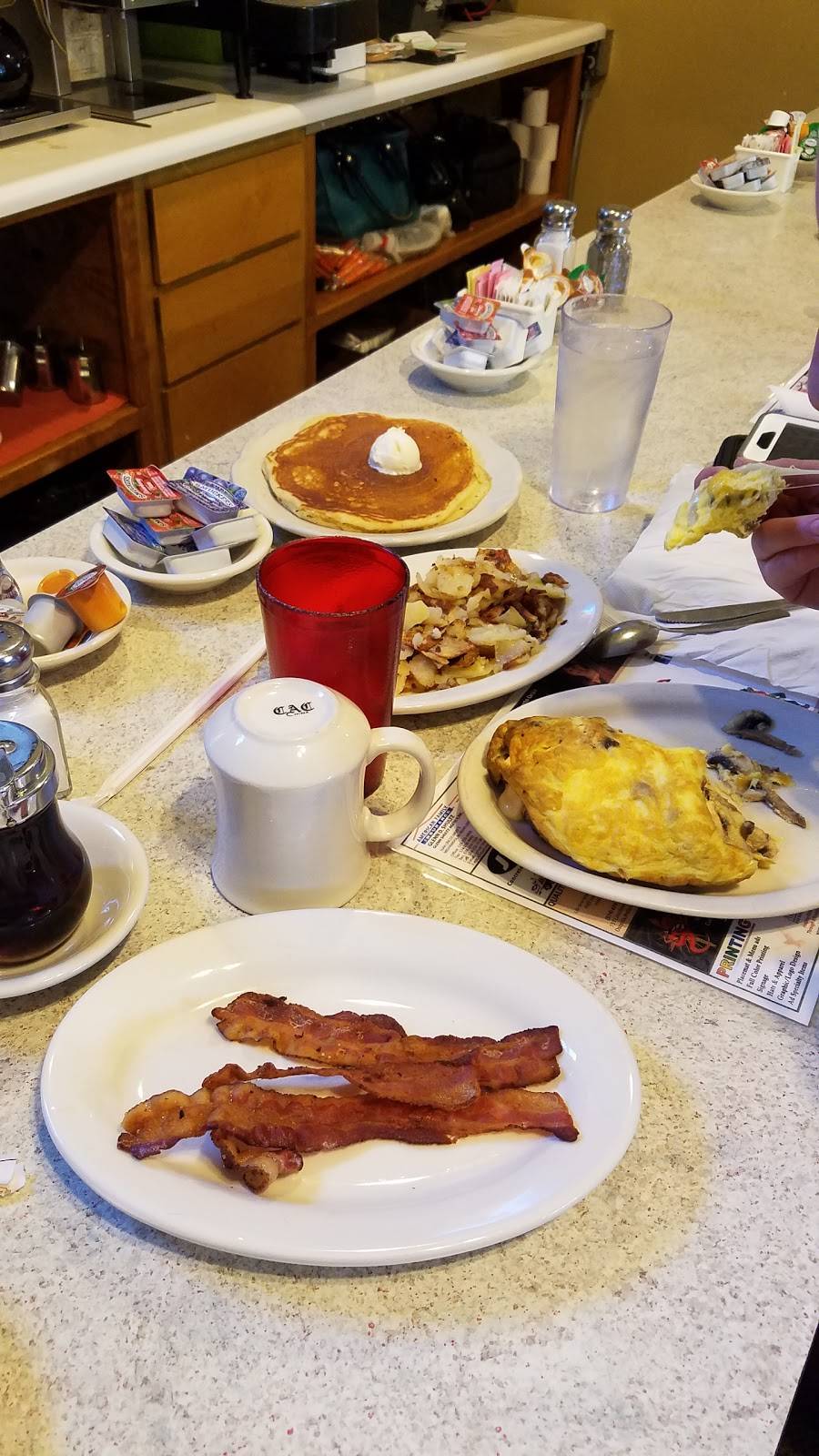 Macadoos Family Restaurant | restaurant | 2108 Lincolnway E, Mishawaka, IN 46544, USA | 5742597669 OR +1 574-259-7669