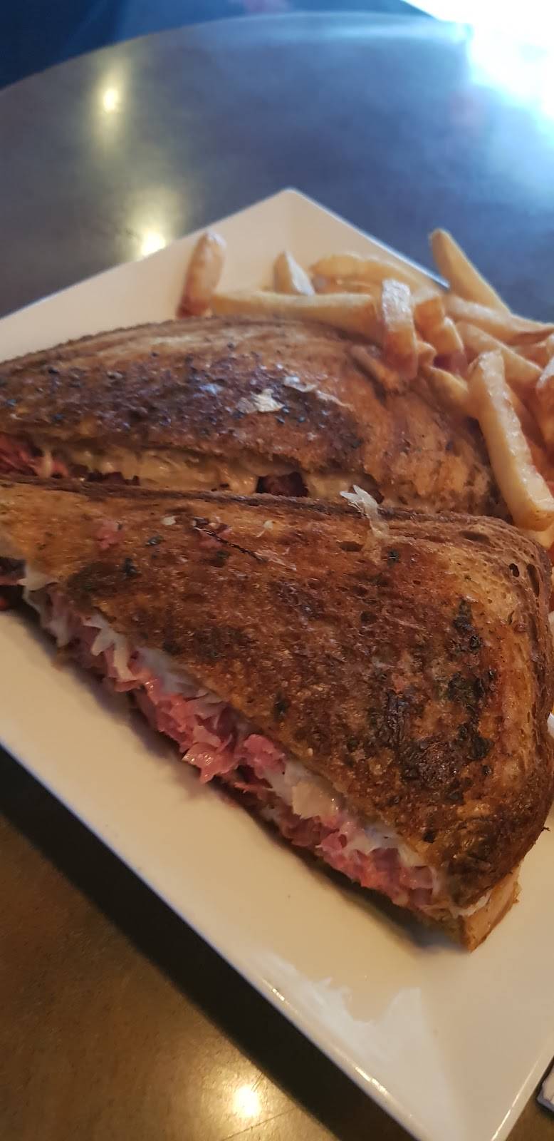 Cravins Chill & Grill | restaurant | 460 Exmouth St, Sarnia, ON N7T 5P3, Canada | 5193440004 OR +1 519-344-0004