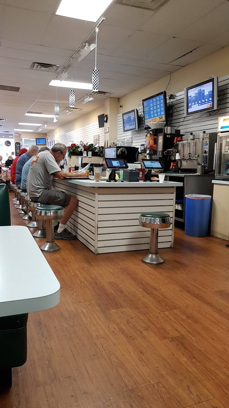 Moms Family Restaurant | restaurant | 2410 Military Rd #1563, Niagara Falls, NY 14304, USA | 7162836667 OR +1 716-283-6667