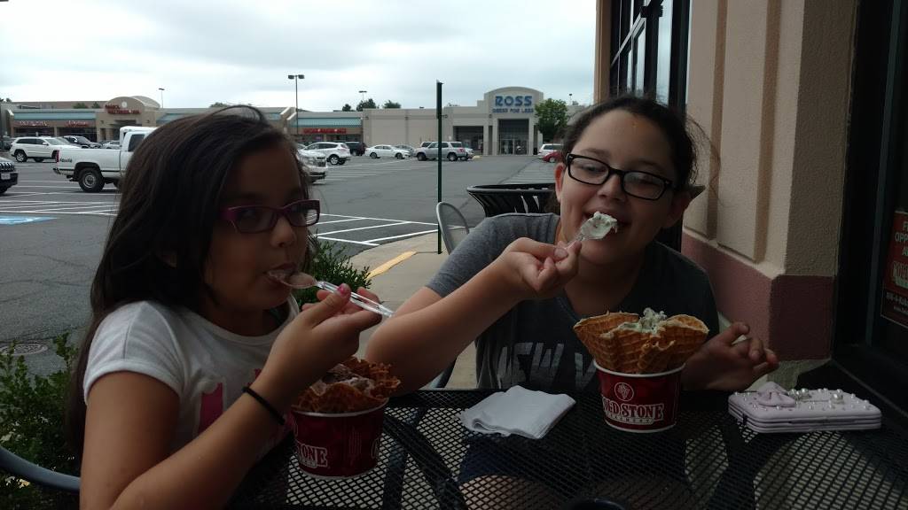 Cold Stone Creamery | bakery | 1013 Edwards Ferry Rd NE, Leesburg, VA 20176, USA | 7037719060 OR +1 703-771-9060