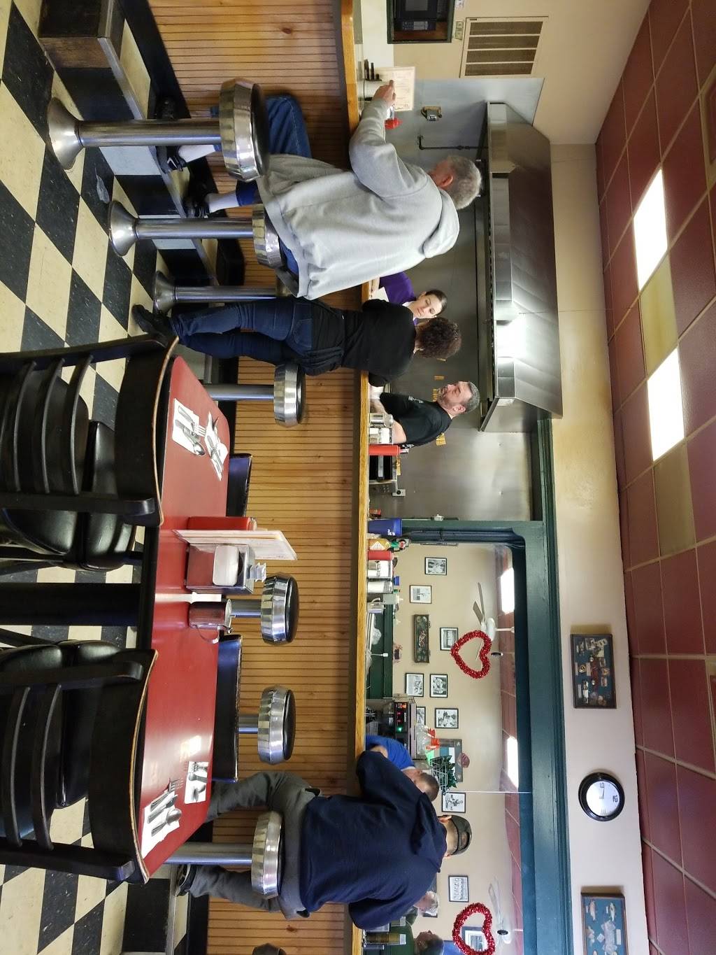 Dillons Restaurant | restaurant | 583 County St, New Bedford, MA 02740, USA | 5089999332 OR +1 508-999-9332