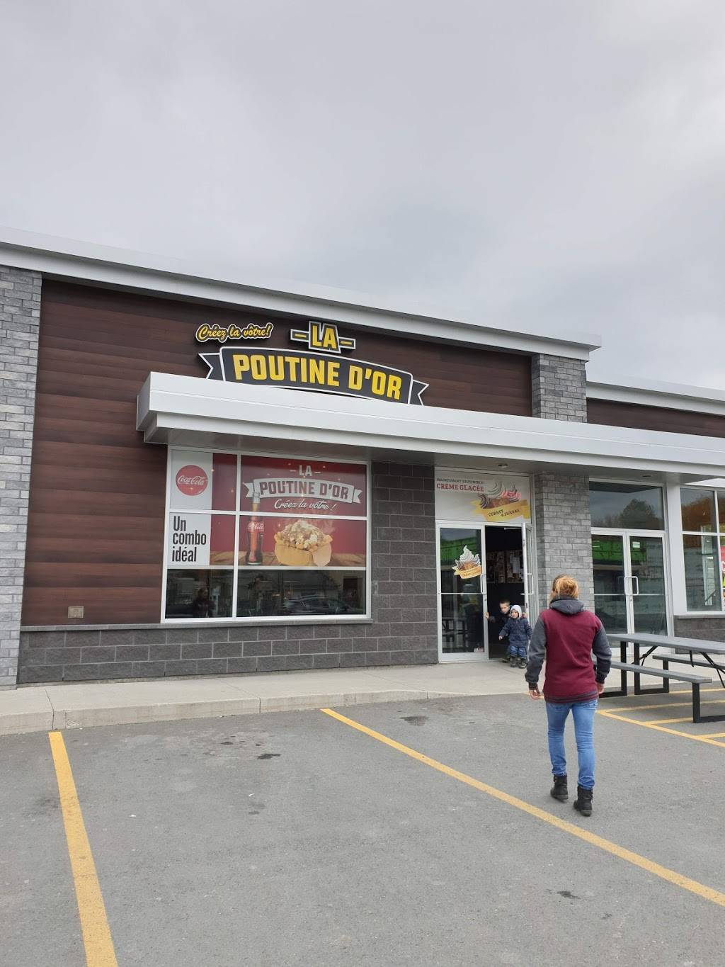 La Poutine Dor | restaurant | 830 6e Avenue, Saint-Georges, QC G5Y 5B8, Canada | 4182217889 OR +1 418-221-7889