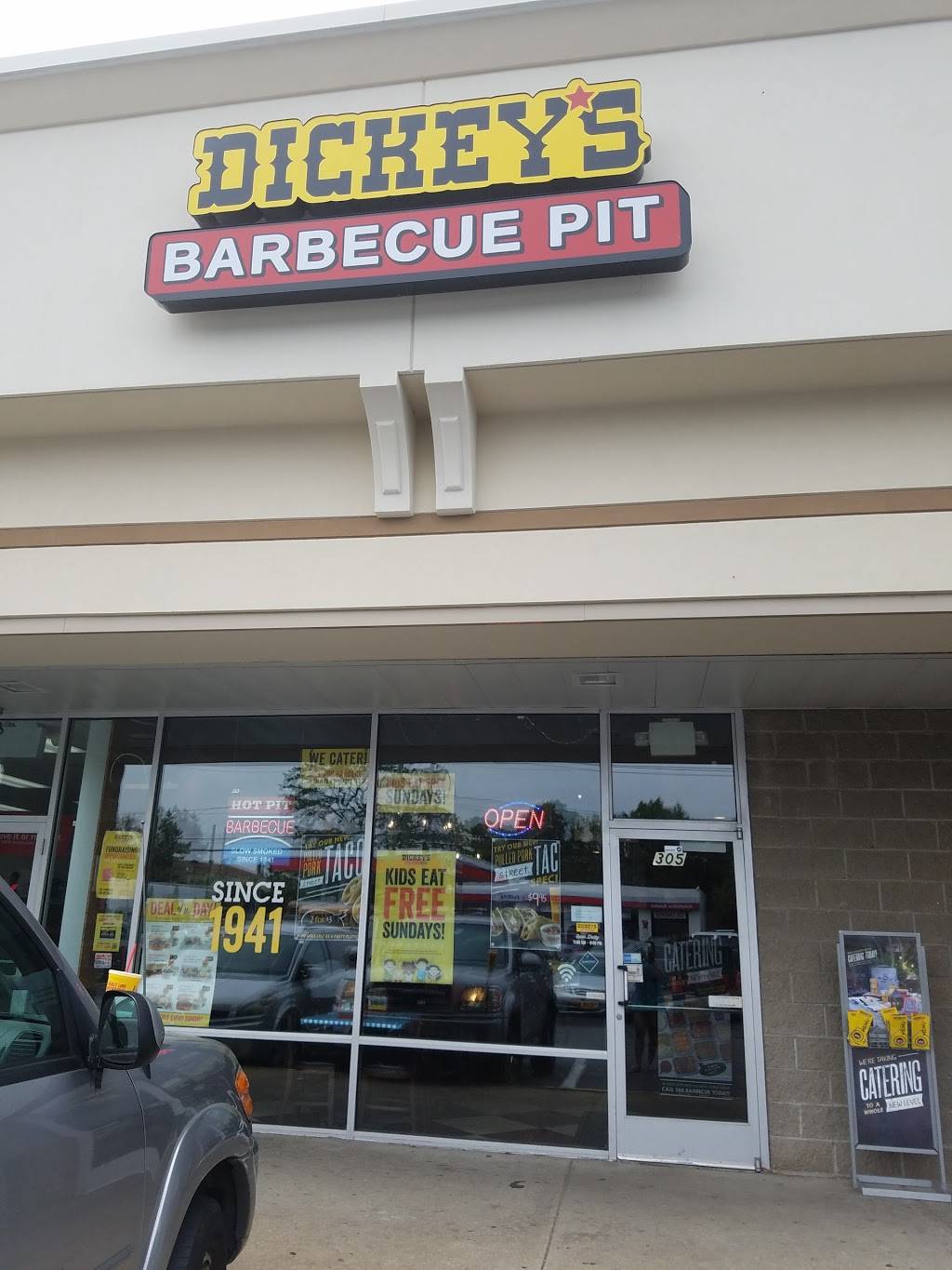 Dickeys Barbecue Pit | restaurant | 305 Rockaway Turnpike, Lawrence, NY 11559, USA | 5162392410 OR +1 516-239-2410
