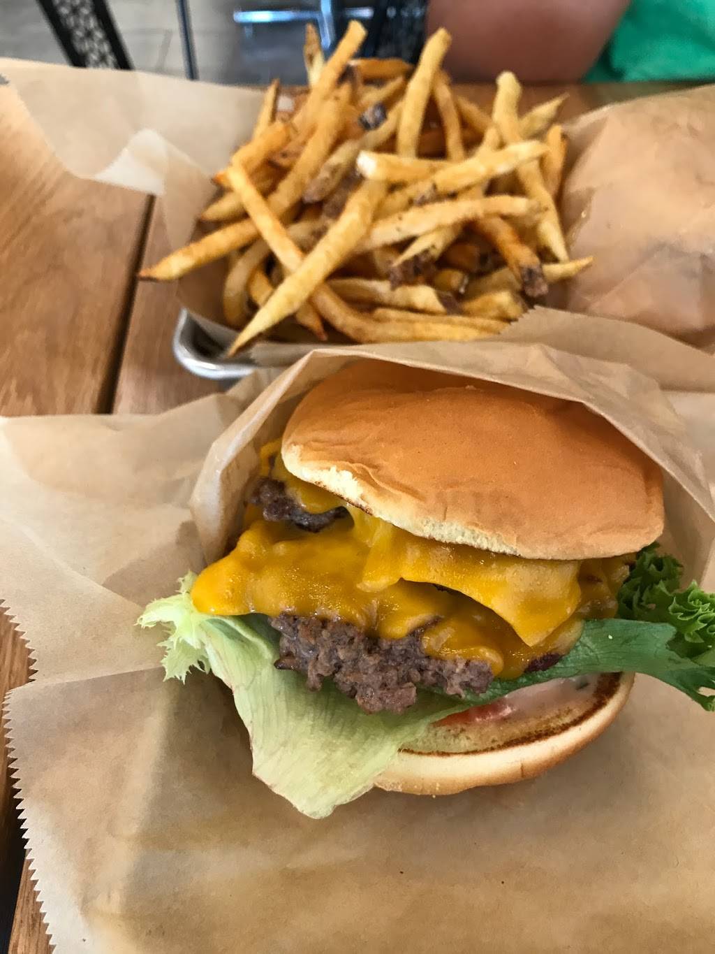 Elevation Burger | restaurant | 437 S Oyster Bay Rd, Plainview, NY 11803, USA | 5164338070 OR +1 516-433-8070