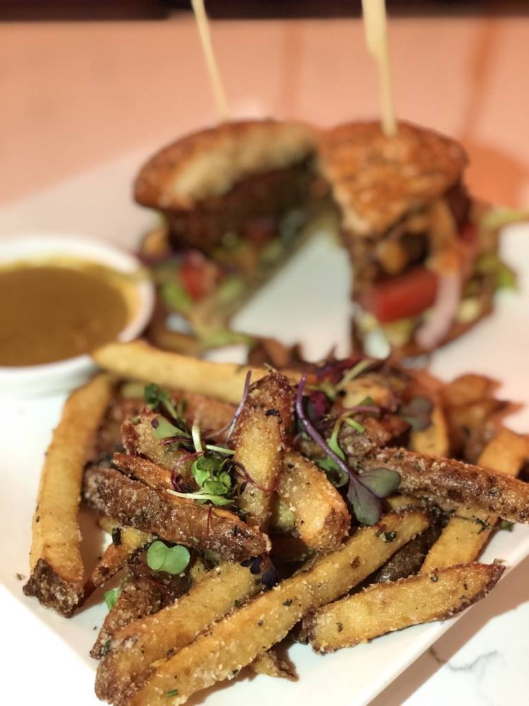 Community Restaurant | restaurant | 343 Kerr St, Oakville, ON L6K 3B7, Canada | 9055823581 OR +1 905-582-3581