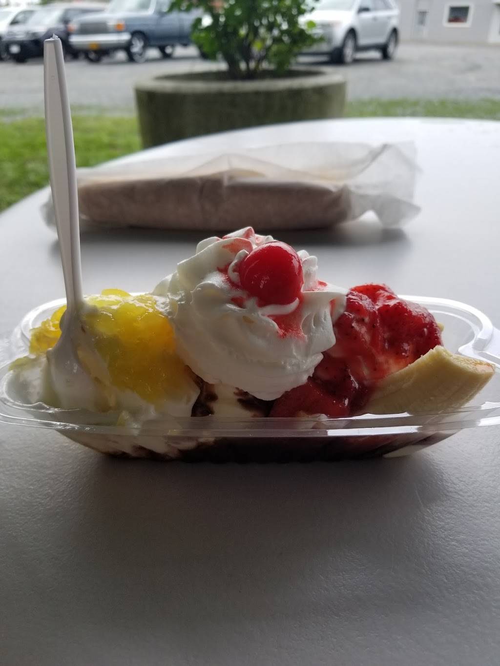 Frosties Rail Stop | restaurant | 301 W Main St, Louisa, VA 23093, USA | 5404183732 OR +1 540-418-3732