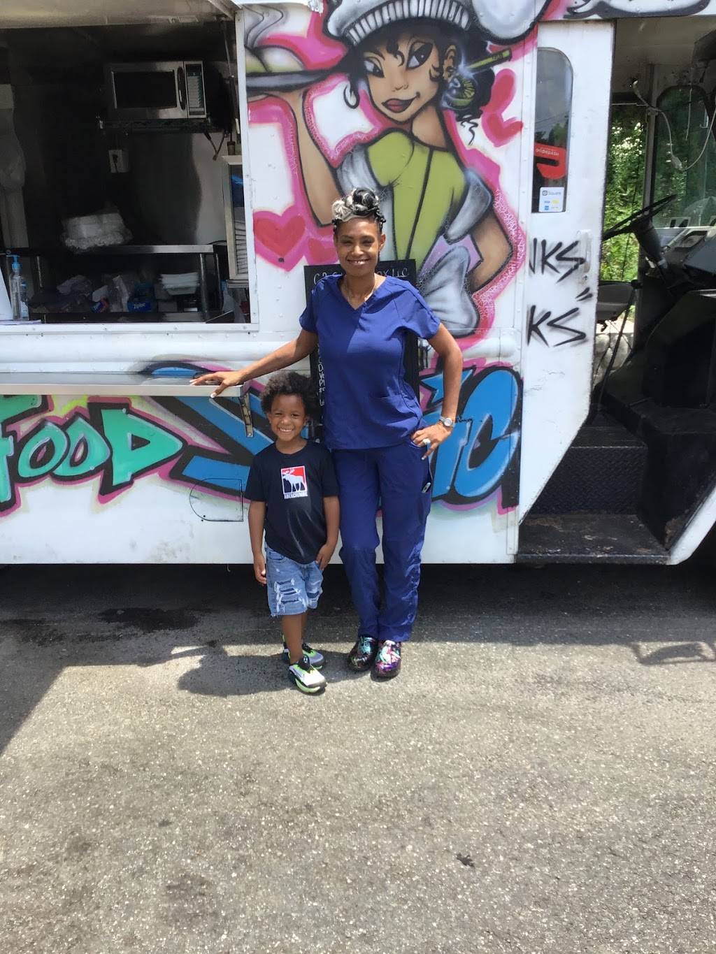 C&G Lunchbox LLC | restaurant | 56 Willow St, Waterbury, CT 06710, USA | 2035652397 OR +1 203-565-2397