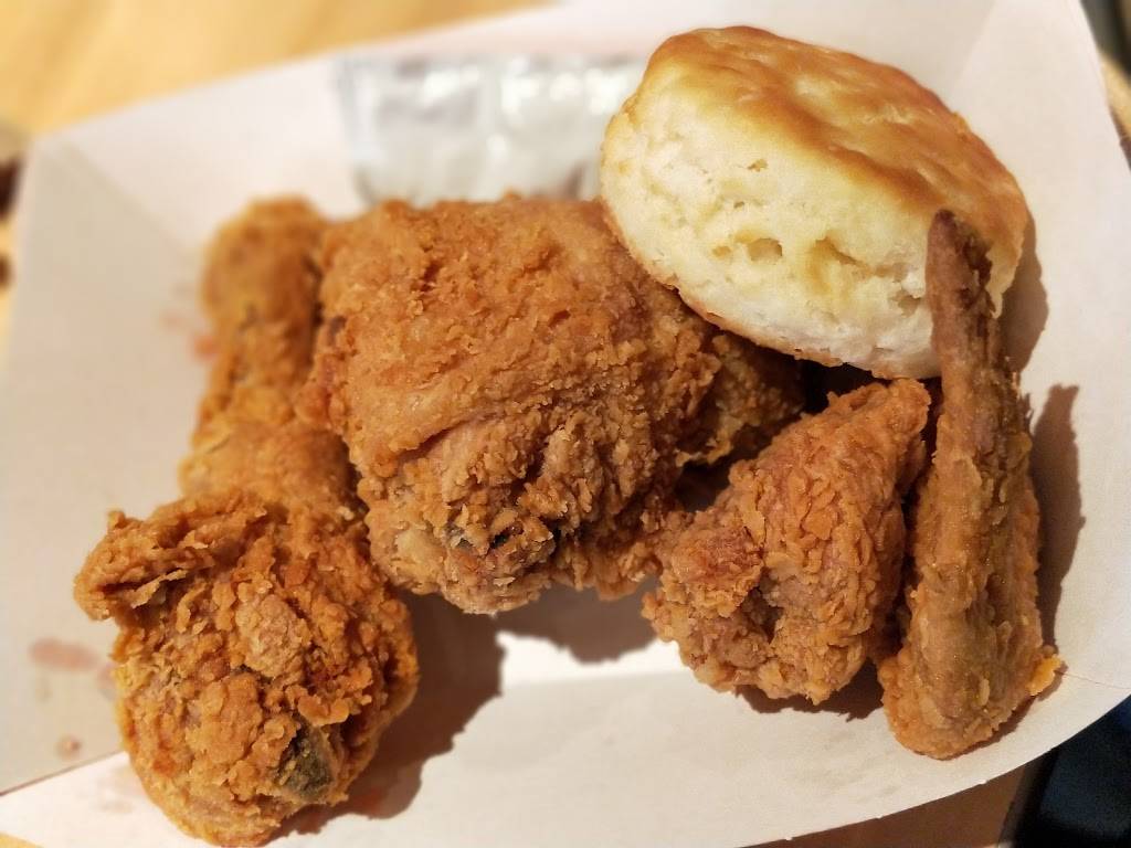 Popeyes Louisiana Kitchen | restaurant | 9 Vanier Ln, North York, ON M3J 2S5, Canada | 4167365883 OR +1 416-736-5883