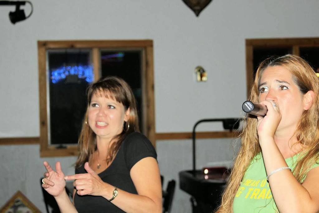 FusterClucks | restaurant | 6153 Bullion Dr, Hazelhurst, WI 54531, USA | 7153567969 OR +1 715-356-7969