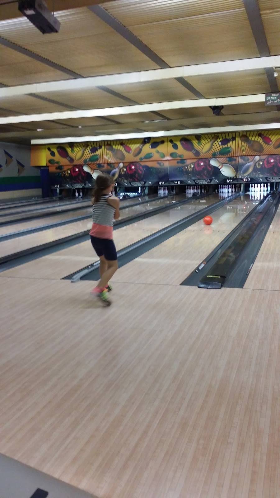 Snack Bar Ten Pin Lanes | meal takeaway | 200 Ten Pin Ln, St Matthews, KY 40207, USA | 5028962061 OR +1 502-896-2061