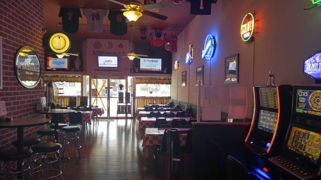 Sams Pizza & Pub Inc. | restaurant | 1017 Broadway, Highland, IL 62249, USA | 6186547171 OR +1 618-654-7171