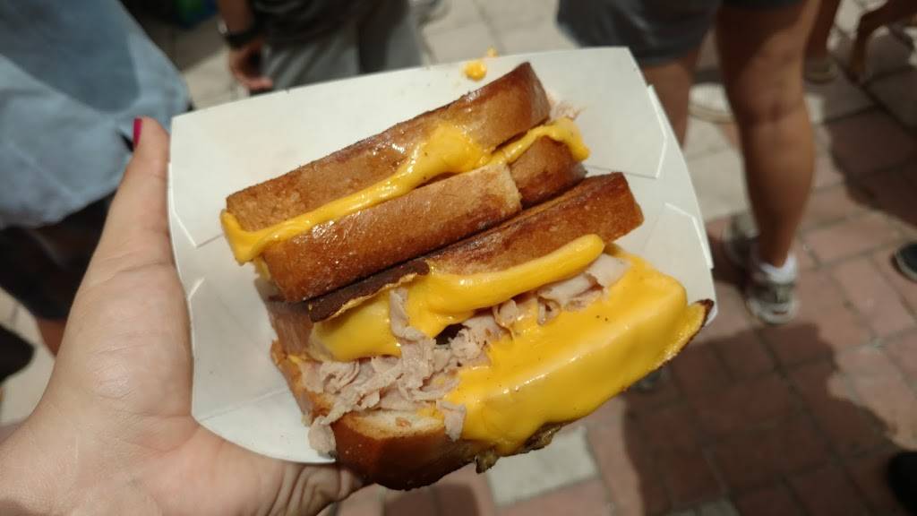 Fergs Sports Bar & Grill | cafe | 1320 Central Ave, St. Petersburg, FL 33705, USA | 7278224562 OR +1 727-822-4562