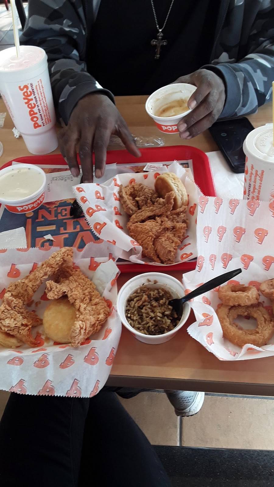 Popeyes Louisiana Kitchen | restaurant | 1718 E 10th St, Jeffersonville, IN 47130, USA | 8122888828 OR +1 812-288-8828