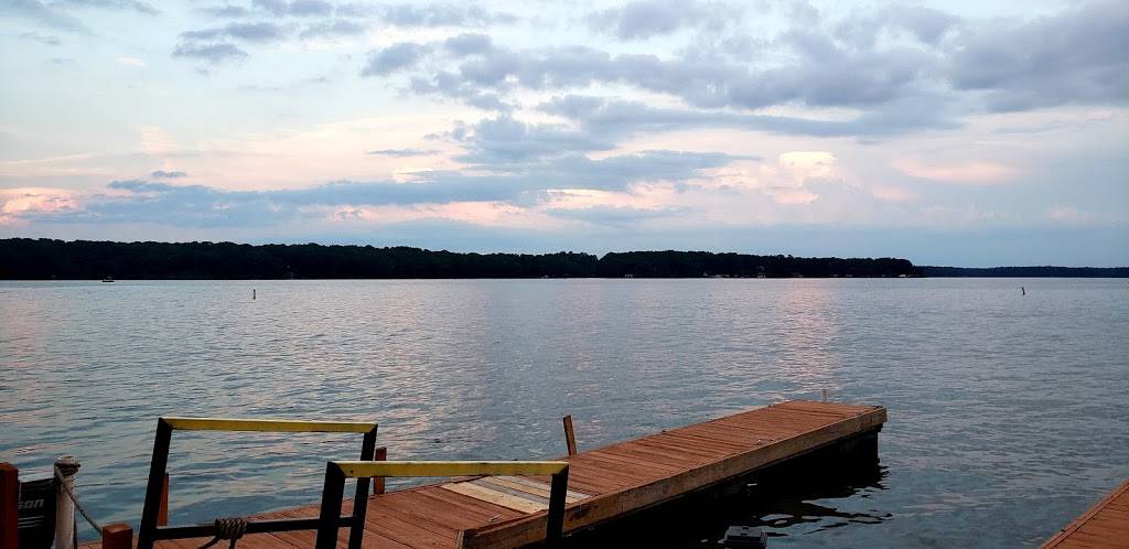 The Boat House on Lake Tillery | restaurant | 712 Berry Hill Dr, Norwood, NC 28128, USA | 7044740312 OR +1 704-474-0312