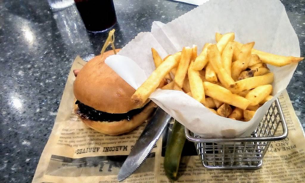 CJs ニューヨーク・スタイル・デリ | restaurant | 2005 Kalia Rd, Honolulu, HI 96815, USA | 8089420027 OR +1 808-942-0027