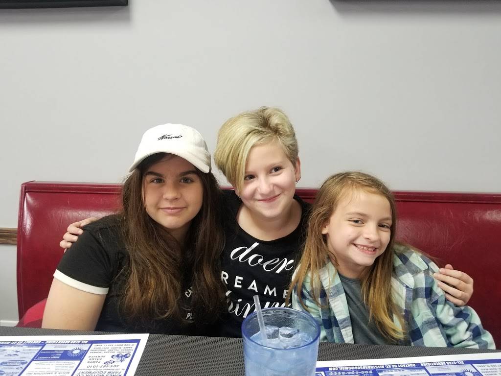 Hometown Pizzeria | restaurant | 101 Crim Ave, Belington, WV 26250, USA | 3048231000 OR +1 304-823-1000