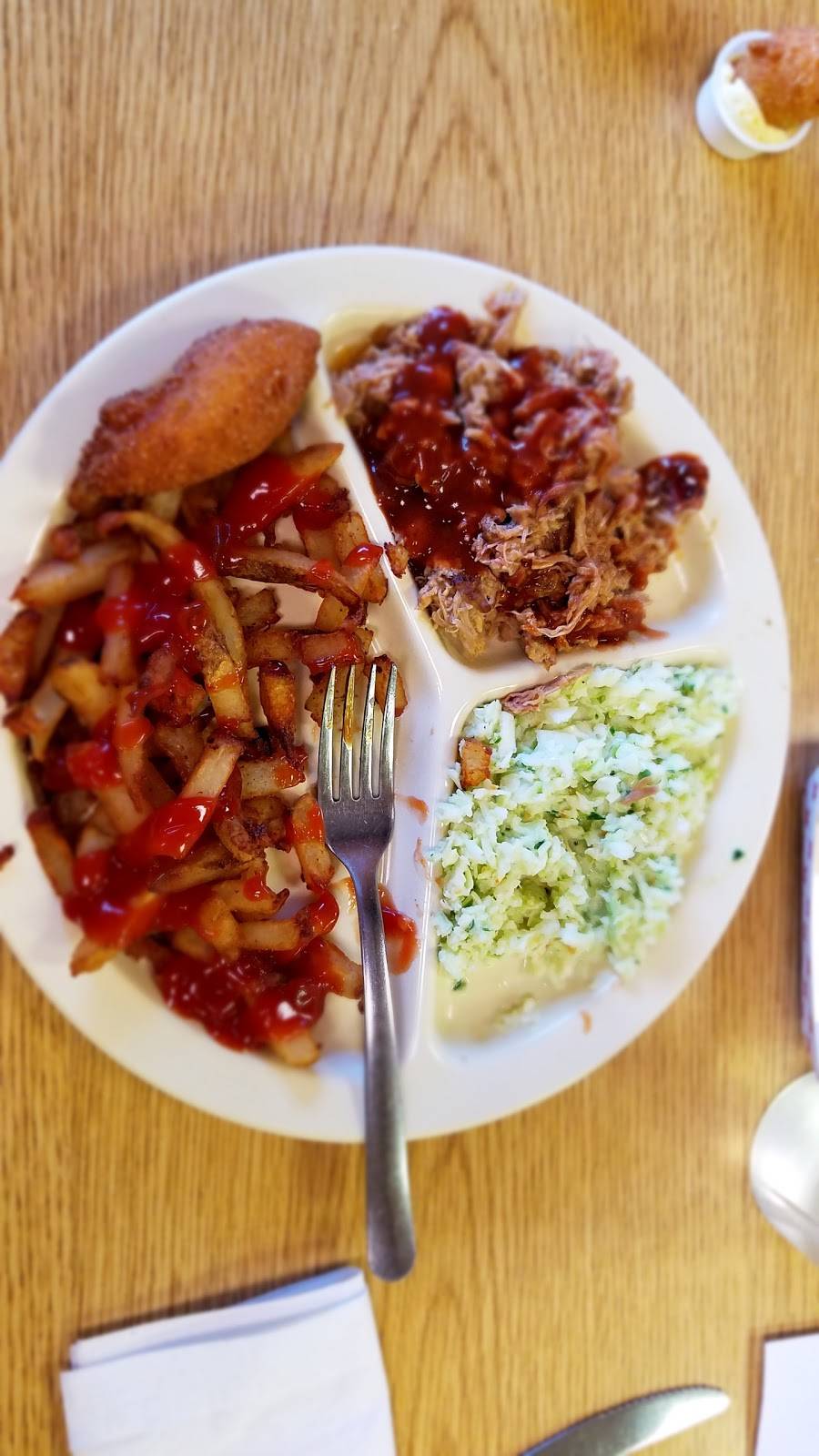 Dixie Pig Barbecue | restaurant | 817 Memorial Blvd N, Martinsville, VA 24112, USA | 2766329082 OR +1 276-632-9082