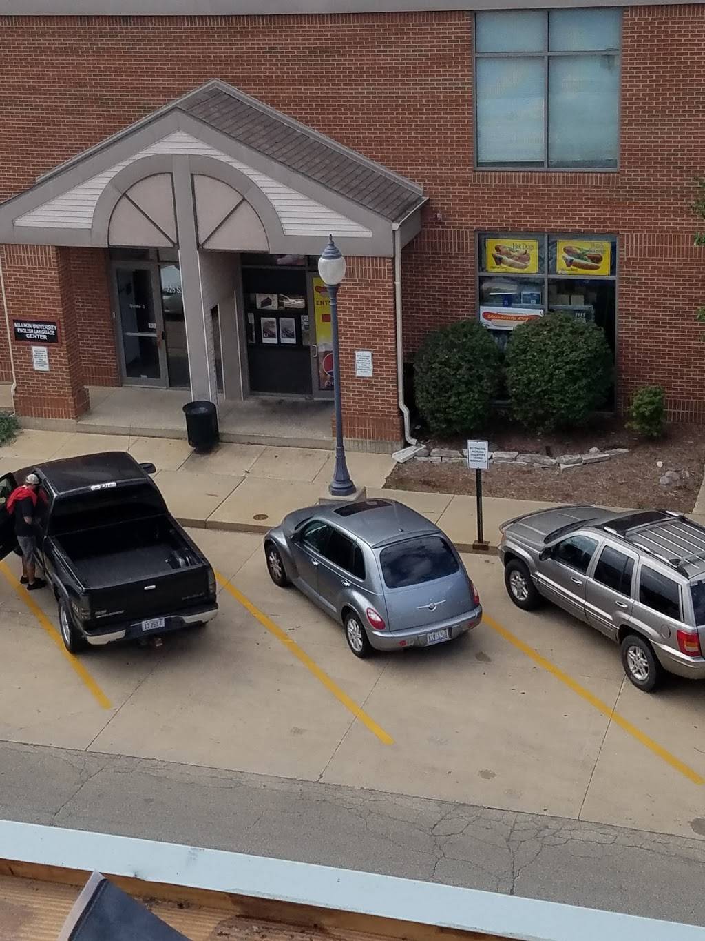 University Dogs | restaurant | 1105 W Wood St, Decatur, IL 62522, USA | 2174222288 OR +1 217-422-2288