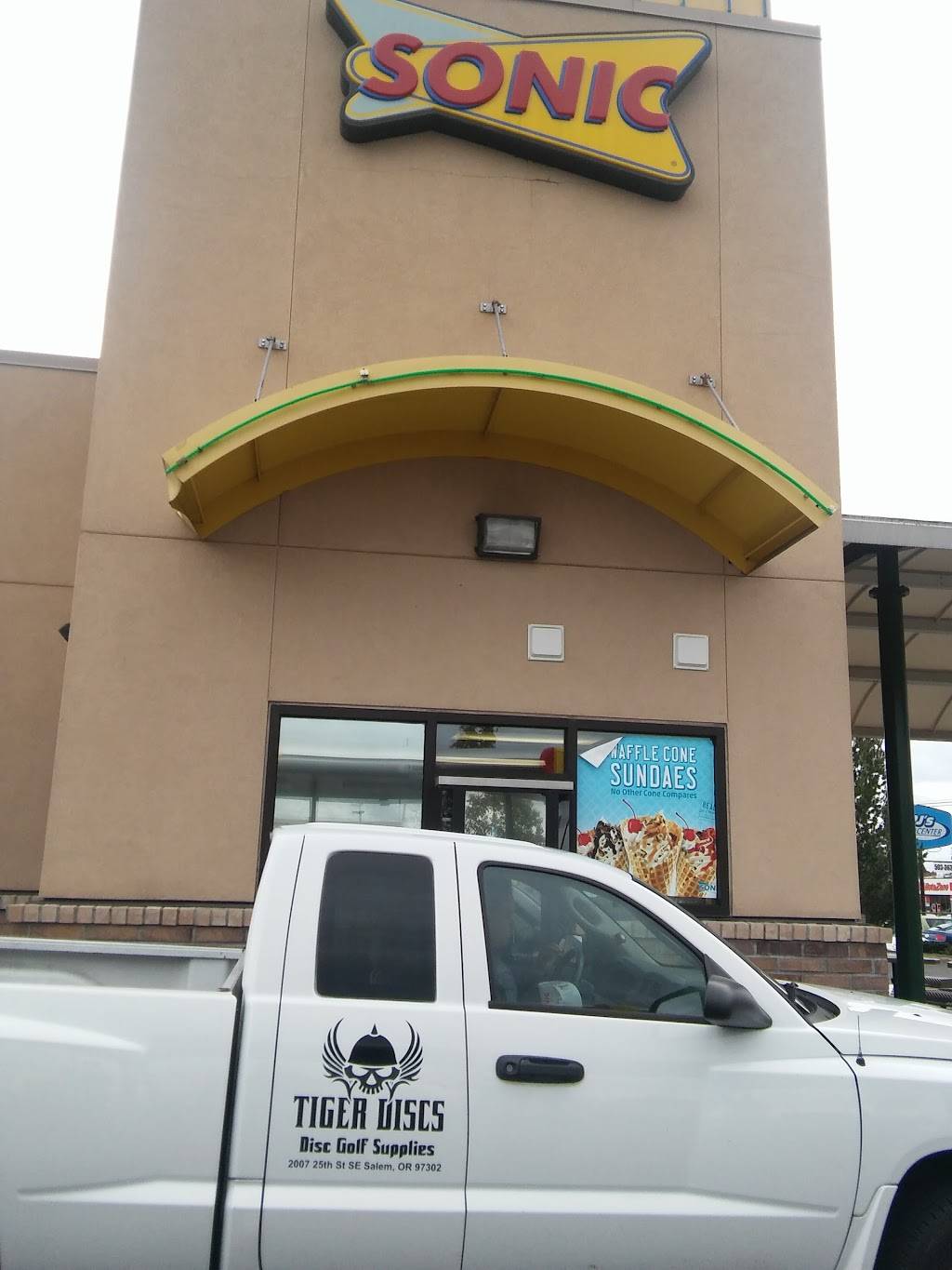 Sonic Drive-In | restaurant | 220 Lancaster Dr SE, Salem, OR 97301, USA | 5033621279 OR +1 503-362-1279