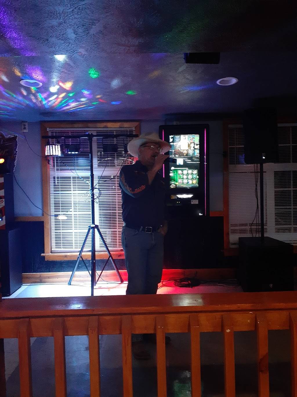 Whiskey Stop Bar & Grill | restaurant | 6509 Columbus Rd NE, Louisville, OH 44641, USA | 3308754781 OR +1 330-875-4781