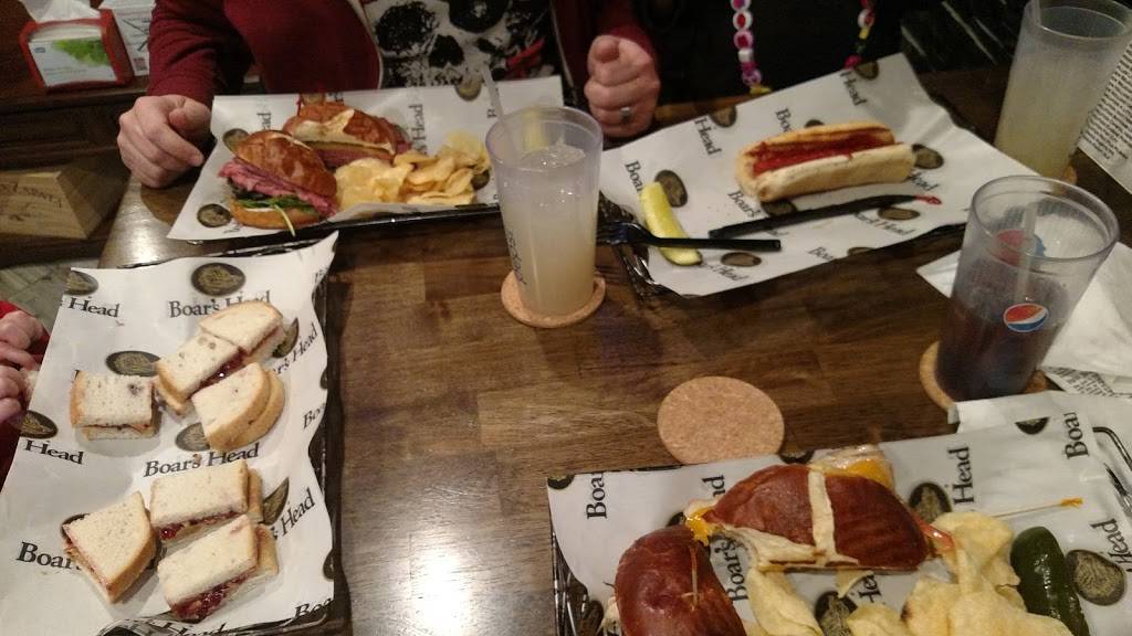 Lucky Bernies | restaurant | 11605 Catalpa Ln, Woodstock, IL 60098, USA | 8155277251 OR +1 815-527-7251