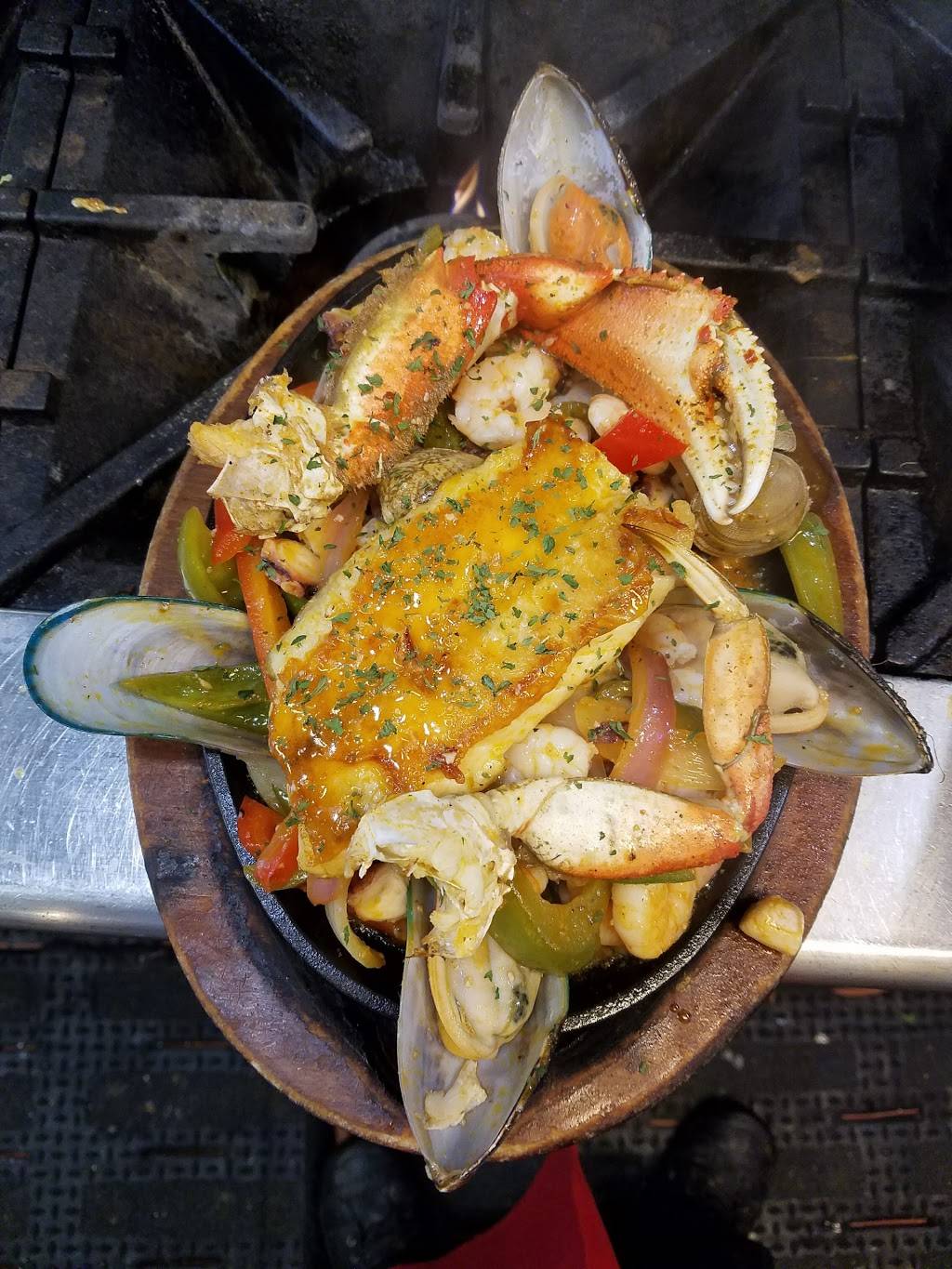 Mariscos Puerto Nuevo | restaurant | 580 Broadway Ave, Seaside, CA 93955, USA | 8315830411 OR +1 831-583-0411