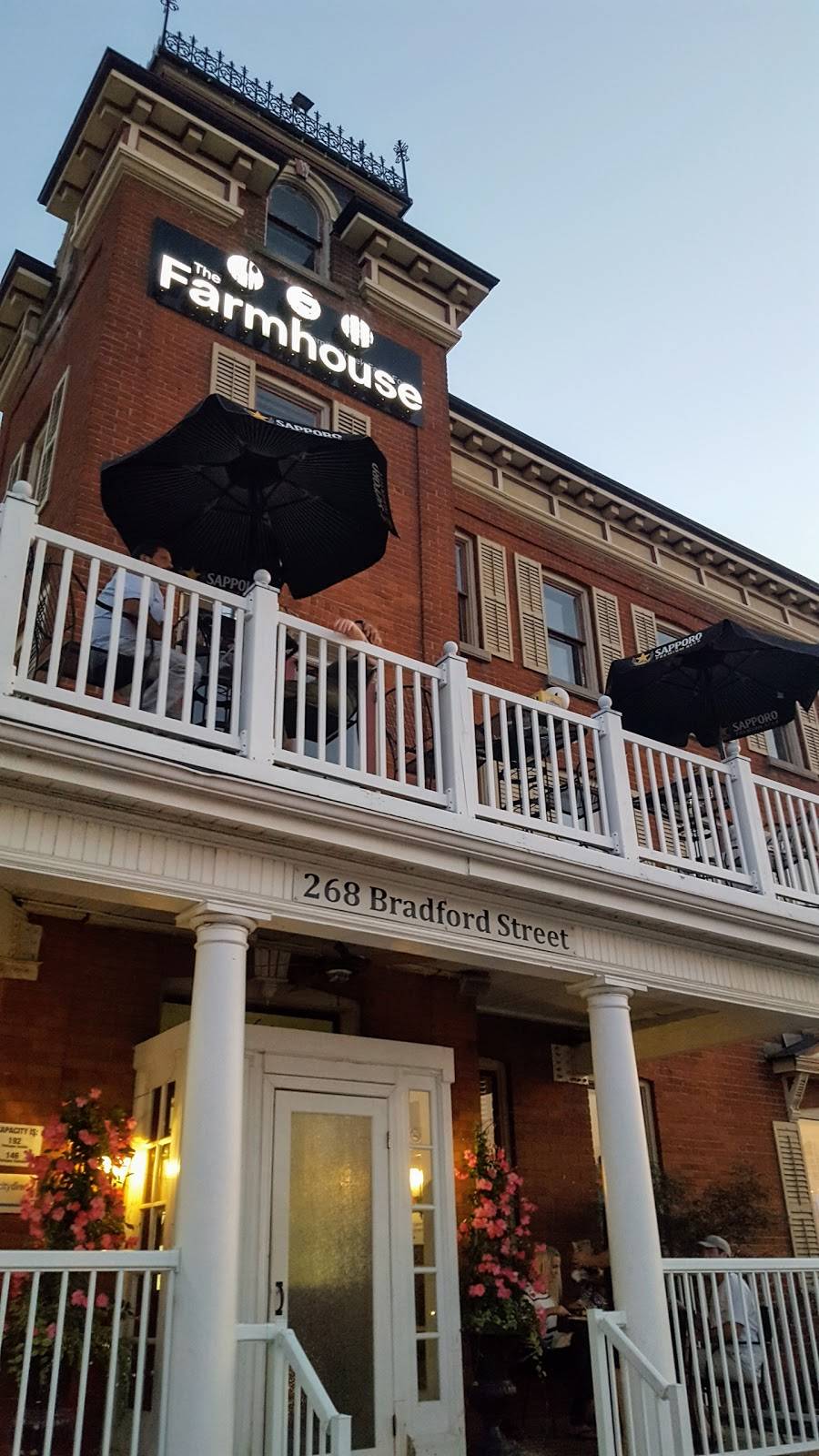 The Farmhouse Restaurant | restaurant | 268 Bradford St, Barrie, ON L4N 3B7, Canada | 7057370522 OR +1 705-737-0522