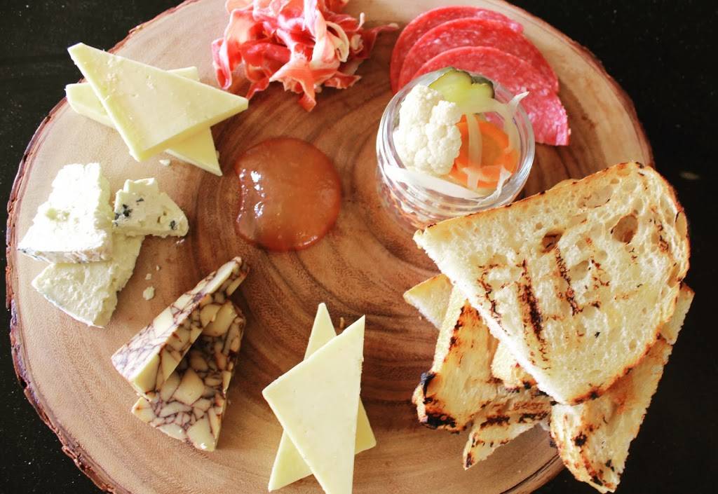 Holy Grail Pub | restaurant | 8240 Preston Rd #150, Plano, TX 75024, USA | 9723776633 OR +1 972-377-6633