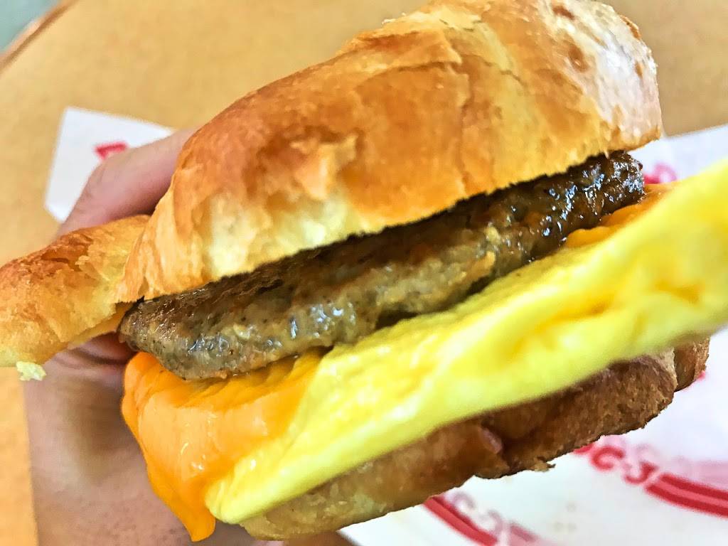 DC-3 Hot Dog Joint | restaurant | 1 Saarinen Cir, Dulles, VA 20166, USA | 7036610425 OR +1 703-661-0425