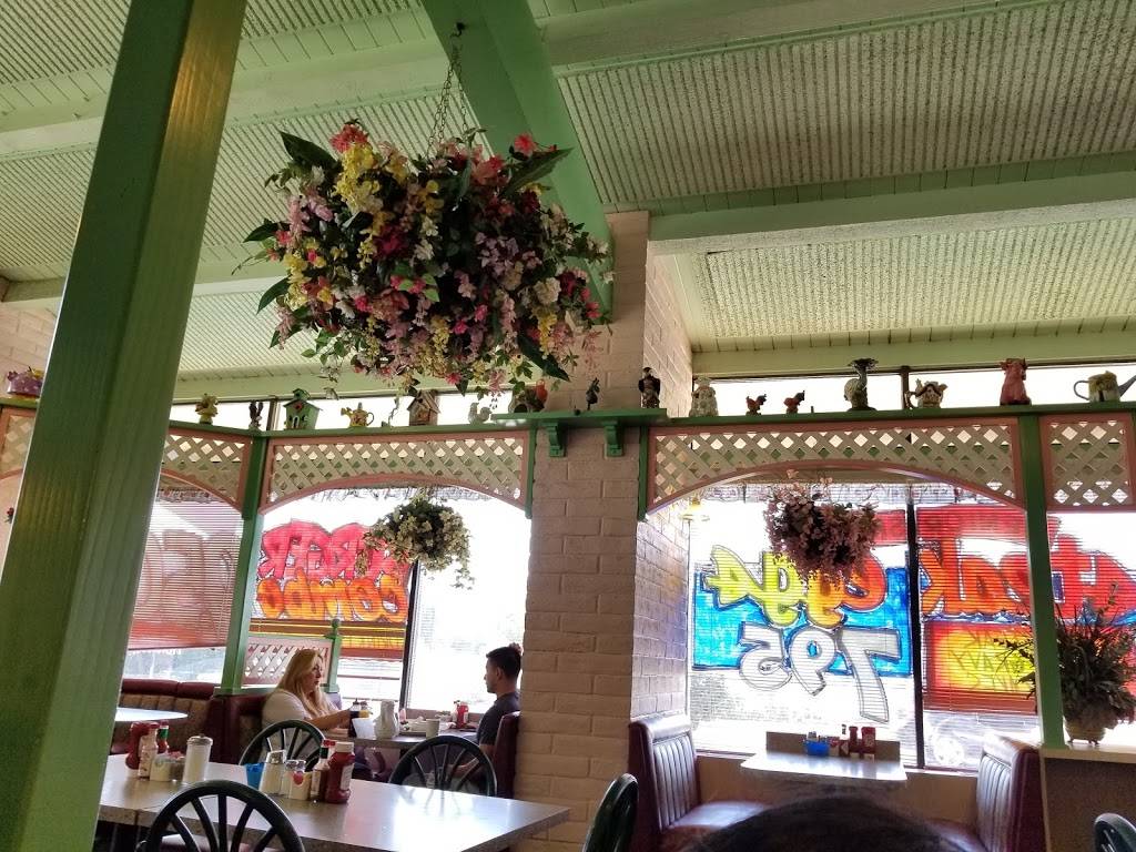 Country Waffles | restaurant | 1101 Country Club Dr, Madera, CA 93638, USA | 5596640486 OR +1 559-664-0486